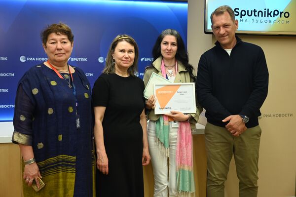 Журналист-фрилансер Майя Хведелидзе получает сертификат SputnikPro.  - Sputnik Грузия