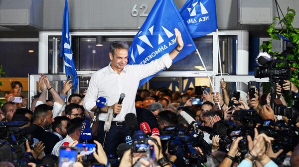 Правящая партия Новая демократия Кириакоса Мицотакиса побеждает на парламентских выборах в Греции - Sputnik Грузия