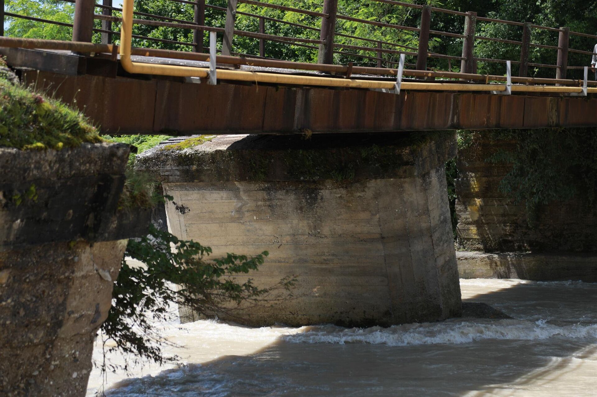 Река Инцра вышла из берегов и повредила автомобильный мост - Sputnik Грузия, 1920, 27.06.2023