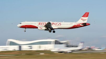 Пассажирский авиалайнер Airbus A321-231 авиакомпании "Red Wings" в аэропорту Симферополя