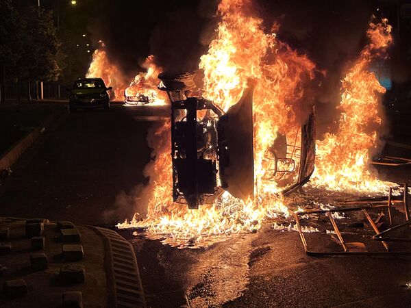 Горящие автомобили во время беспорядков во французском Нантере - Sputnik Грузия