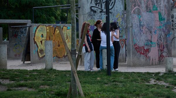 Несовершеннолетние подростки в парке Мзиури на игровой площадке в скейт-парке - Sputnik Грузия