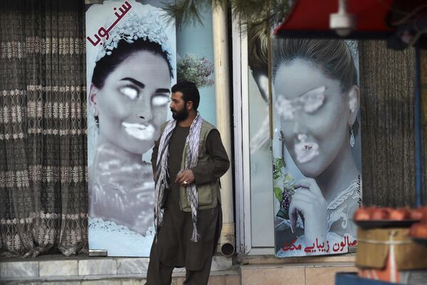 В первые дни правления нынешних властей Афганистана изображение женщин на витринах салонов красоты снимали или закрашивали. - Sputnik Грузия