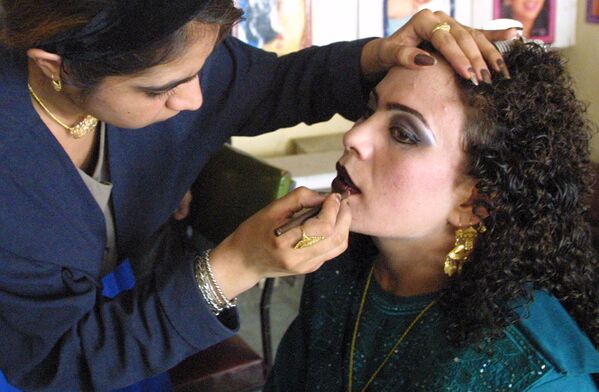 Мастер макияжа Шиба в салоне красоты в Кабуле наносит последние штрихи на лицо своей клиентки. - Sputnik Грузия
