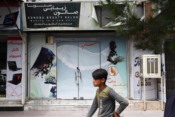 В январе сформированное движением &quot;Талибан&quot;* правительство Афганистана запретило женщинам работать в торговых центрах. - Sputnik Грузия