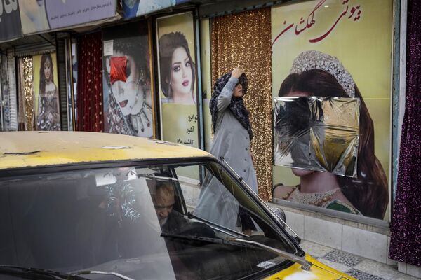 С момента прихода к власти талибов права женщин были существенно ограничены, в частности, им было запрещено посещать занятия в высших учебных заведениях. - Sputnik Грузия