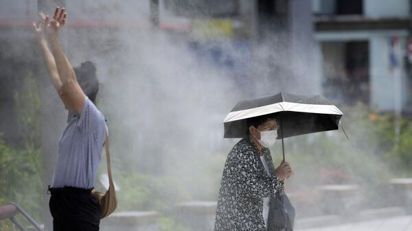 Люди охлаждаются в жару в Токио - Sputnik Грузия