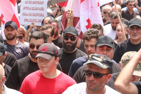 Участники акции протеста вначале шли к озеру Лиси большой колонной.  - Sputnik Грузия