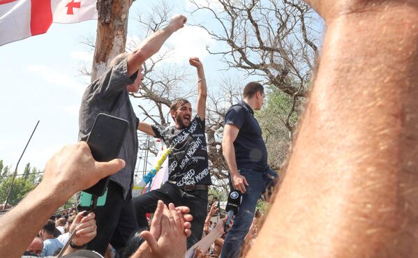 Организаторы фестиваля обвинили полицию в недостаточном обеспечении мер безопасности и заявили, что полиция сама пропустила участников контракции. - Sputnik Грузия