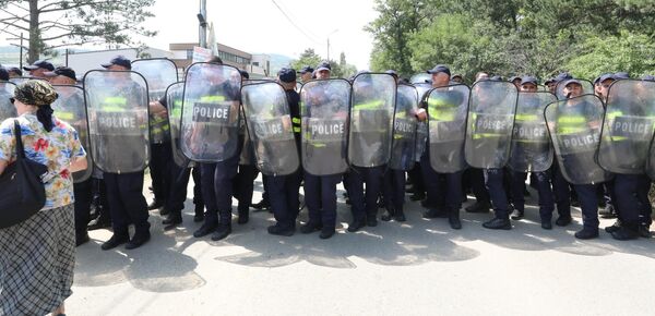 На этот раз полиция, несмотря на огромное количество своих сотрудников, обеспечивавших безопасность территории фестиваля, не смогла сдержать протестующих. - Sputnik Грузия