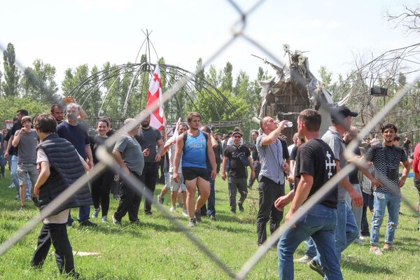 Протестующие даже добрались до места, где проходила часть фестиваля. - Sputnik Грузия