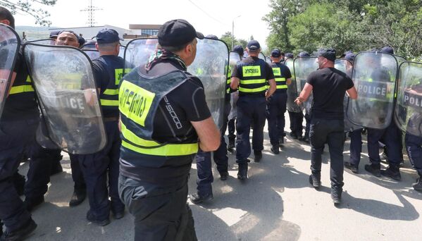 Часть протестующих смогла прорвать один из нескольких полицейских кордонов. - Sputnik Грузия