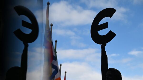 Памятник-скульптура знаку Евро у здания штаб-квартиры Европейского парламента в Брюсселе. - Sputnik Грузия