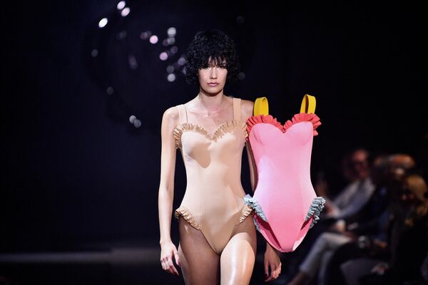 Модель на показе VIKTOR &amp; ROLF сезона осень/зима 2023/2024 на Неделе высокой моды в Париже. - Sputnik Грузия