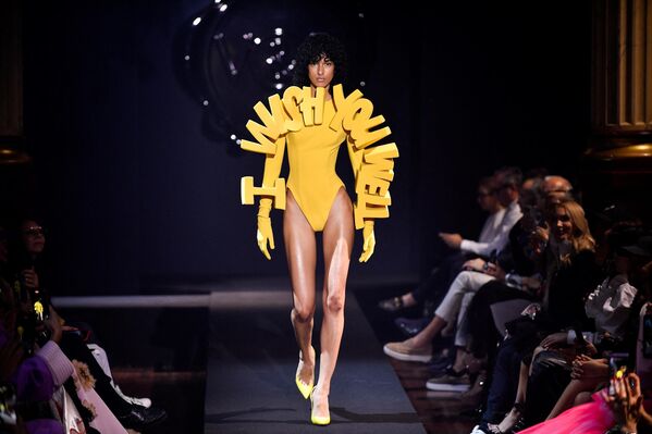 Модель демонстрирует купальный костюм, на который наложена крылатая фраза. - Sputnik Грузия