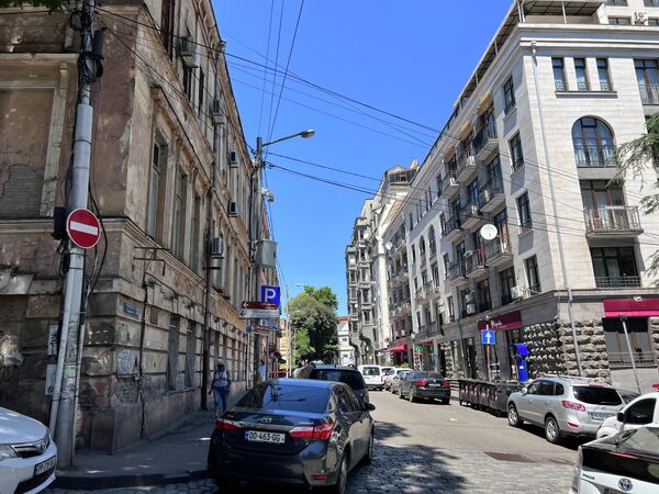 Да, пока еще есть такие дома, как слева, история города живет и ее можно ощутить, пройдясь по старым улочкам. - Sputnik Грузия