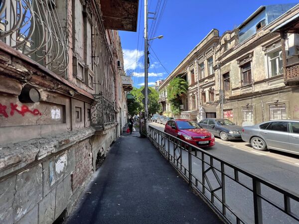 Многие гости грузинской столицы часто просто бродят по таким улицам.  - Sputnik Грузия