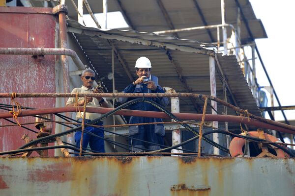 Эксперты ведущей мировой спасательной компании прибыли на место для подготовки судна к перекачке нефти.  - Sputnik Грузия