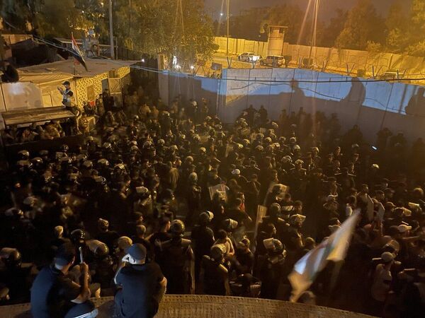 Протестующие ворвались в посольство Швеции в Багдаде рано утром в четверг. - Sputnik Грузия