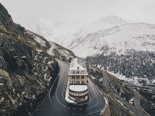 Высокогорное шоссе Фуркапасс с невероятными видами на ледники проходит через одноименный перевал Швейцарских Альп.  - Sputnik Грузия