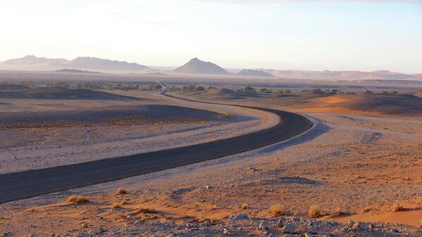 Вид на дорогу в Соссусфлей, в пустыне Намибии. Трассу окружают живописные песчаные дюны.  - Sputnik Грузия