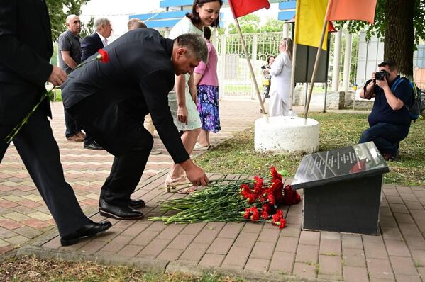 Одним из них стало возложение цветов к памятному мемориалу. - Sputnik Грузия