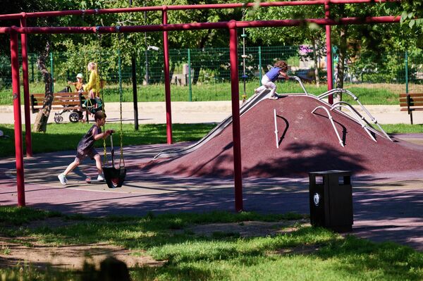 Также в парке Мзиури несколько больших детских площадок, рассчитанных на разный возраст детей. Тут весело и малышам, и тинейджерам. - Sputnik Грузия