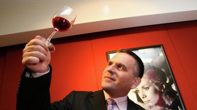 Дегустация молодого французского вина на празднике "Beaujolais Nouveau" в посольстве Франции в Москве