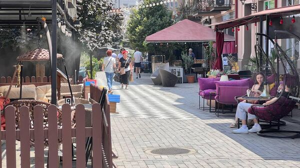 Заставленный столиками и стульями кафе и ресторанов проспект Агмашенебели, квартал Новый Тифлис  - Sputnik Грузия