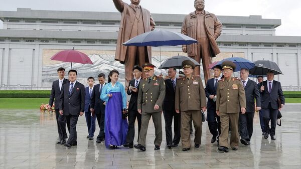 Министр обороны РФ Сергей Шойгу на церемонии возложения цветов к монументам Ким Ир Сена и Ким Чен Ира на холме Мансу в Пхеньяне - Sputnik Грузия