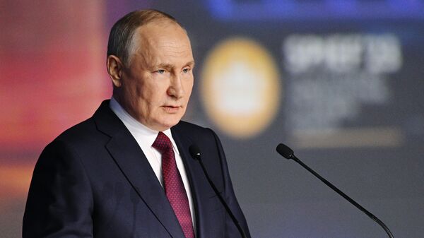 Президент России Владимир Путин выступает на пленарном заседании Петербургского международного экономического форума (ПМЭФ) - Sputnik Грузия