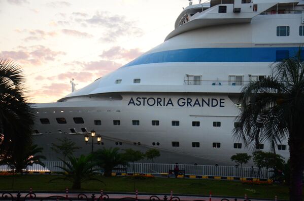 Судно Astoria Grande плавает под флагом Палау, его обслуживает круизная компания Турции Miray Cruises International. Против нее санкции не действуют. - Sputnik Грузия