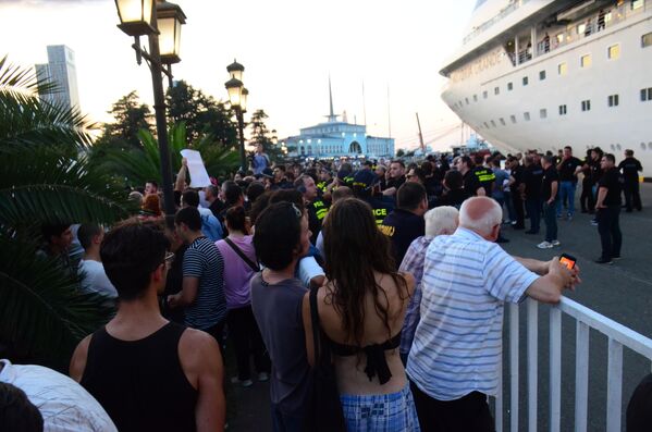 Несколько сотен протестующих собрались в батумском порту на акции протеста.  - Sputnik Грузия