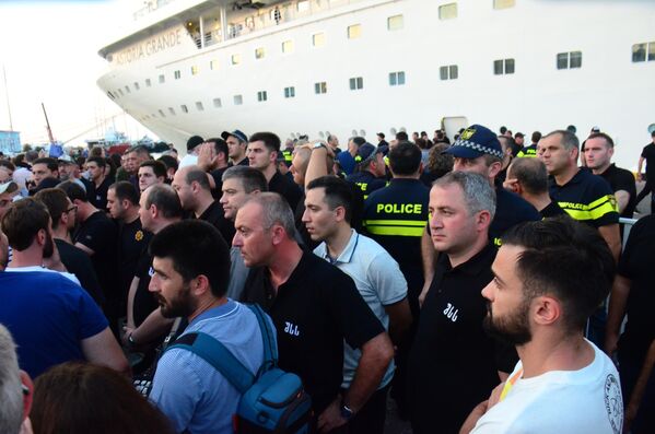 Из-за акции протеста с утра 27 июля в батумском порту вдоль причала были выставлены усиленные наряды полиции. - Sputnik Грузия