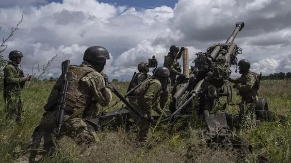 Украинские военнослужащие готовятся стрелять из американской гаубицы М777 в Харьковской области - Sputnik Грузия