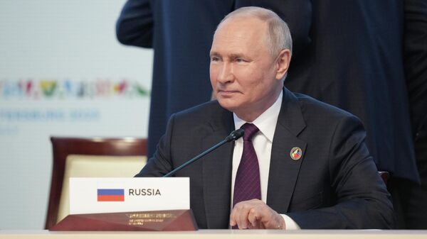 Президент РФ Владимир Путин на пленарном заседании II Саммита Россия - Африка - Sputnik Грузия