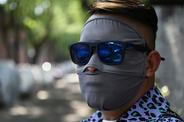 Мужчина в защитной маске во время жары в Пекине. - Sputnik Грузия