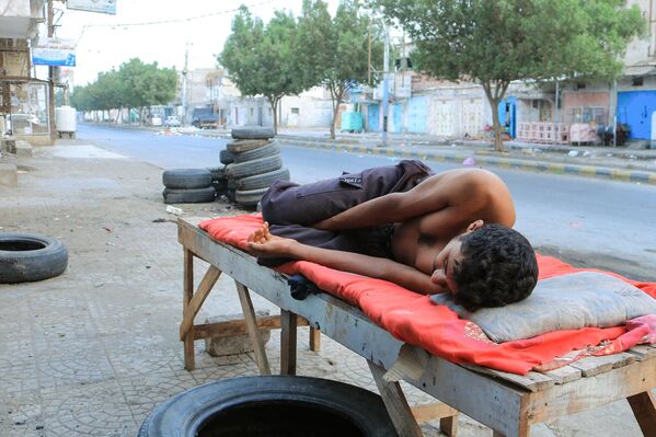 Мужчина спит вне своего дома из-за сильной жары в йеменском портовом городе Ходейда. - Sputnik Грузия