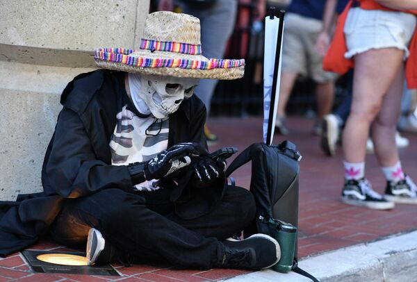 Мужчина в костюме скелета во время международного фестиваля Comic-Con в Сан-Диего. - Sputnik Грузия