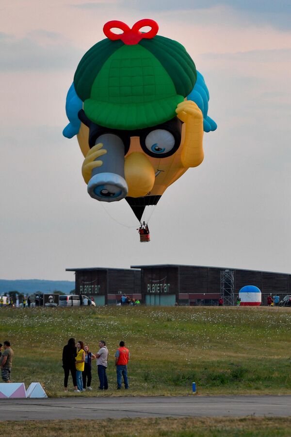 Воздушный шар взлетает с авиабазы Шамбли-Бюссьер во Франции. - Sputnik Грузия