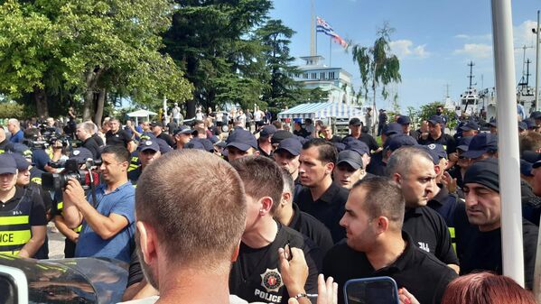 По разным данным, было задержано от 19 до 23 человек в ходе стычек и противостояния митингующих с полицией. - Sputnik Грузия