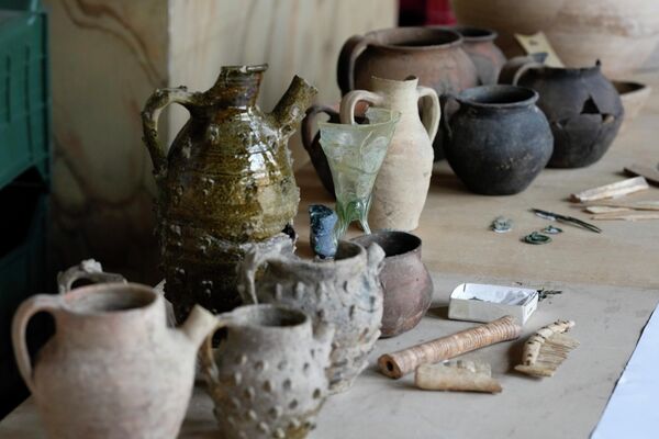 Археологи нашли хорошо сохранившиеся стеклянные кувшины и чаши, керамические вазы, а также предметы религиозного культа. - Sputnik Грузия