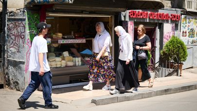 Прохожие на улицах столицы Грузии на ул Марджанишвили