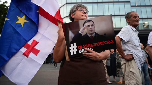 Сторонники Саакашвили провели акцию, требуя освободить его из тюрьмы – видео - Sputnik Грузия