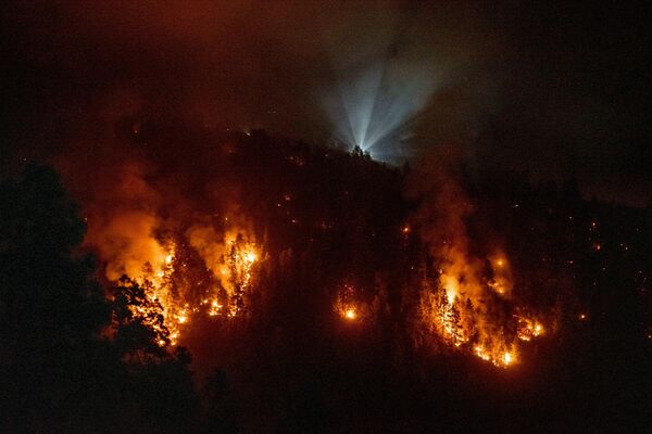Лесной пожар в ущелье Барранко-дель-Хурадо на Канарском острове Ла, Испания. - Sputnik Грузия