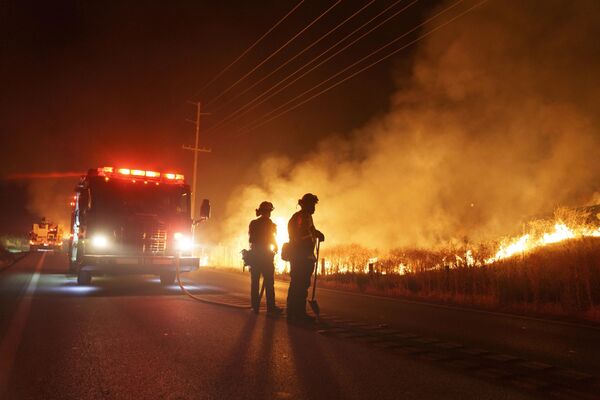Спасатели наблюдают за пожаром в Калифорнии. - Sputnik Грузия