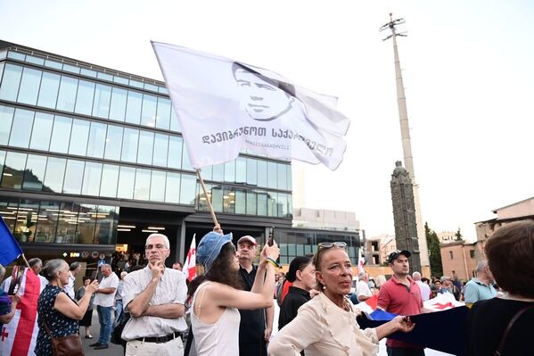 სააკაშვილი 2021 წლის სექტემბერში უკრაინიდან საქართველოში ფარულად ჩამოვიდა, 1 ოქტომბერს ის თბილისში დააკავეს. იმ დროისათვის მას უკვე მისჯილი ჰქონდა 6 წლით თავისუფლების აღკვეთა სისხლის სამართლის ორ საქმეზე - დეპუტატ ვალერი გელაშვილის ცემასა და სანდრო გირგვლიანის მკვლელების შეწყალებაზე - Sputnik საქართველო