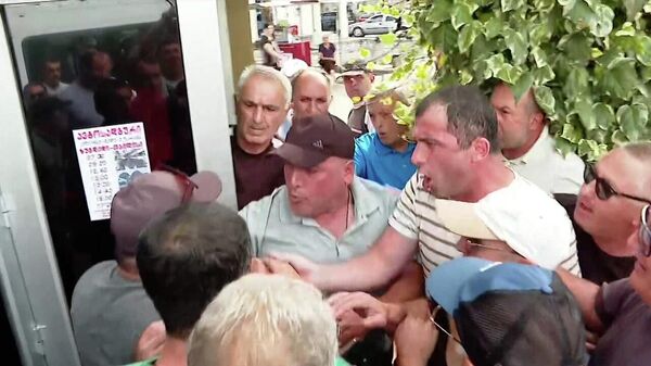 Драка на акции в Зугдиди: водители маршруток протестуют - видео - Sputnik Грузия