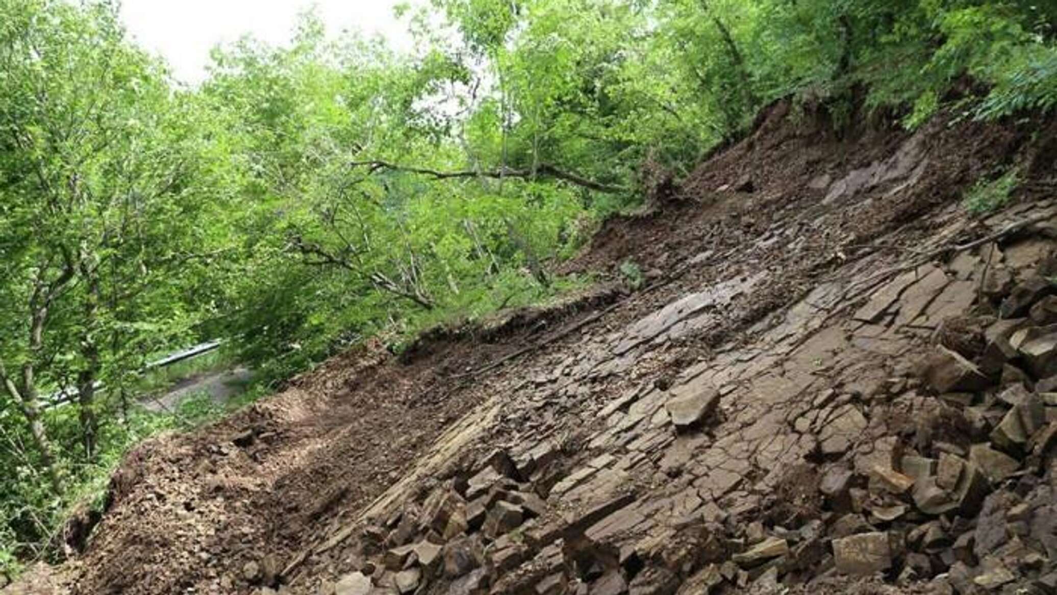 Что стало причиной схода оползня на курорте в горах Грузии ?