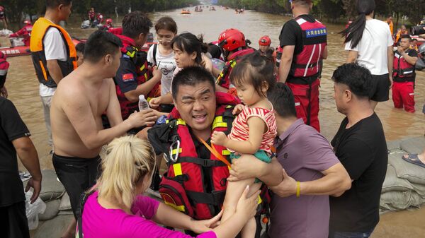 Спасатели на резиновых лодках эвакуируют оказавшихся в ловушке жителей через паводковые воды в Чжуочжоу в провинции Хэбэй на севере Китая - Sputnik Грузия